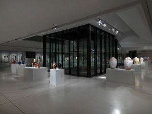 Allestimento della mostra Ceramiche al MIC di Faenza - Foto di Dario Lasagni.